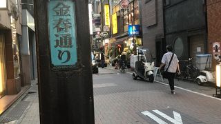 夕方に行くと、きらびやかな服装の女性をちらほら見かけます。