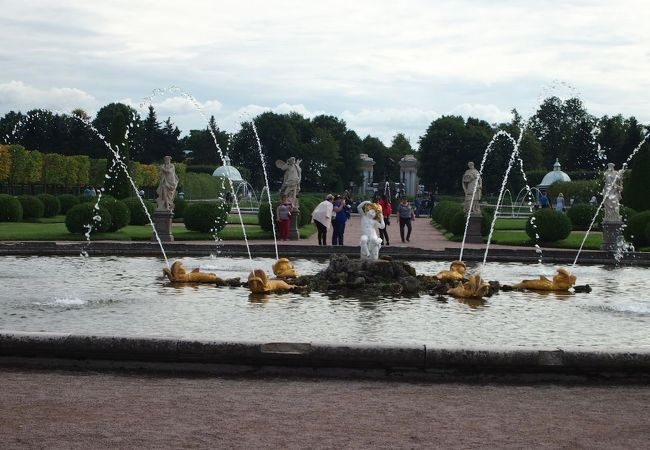 ぺテルコフ夏の宮殿の上の公園にある控えめな噴水