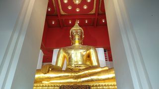 金色の仏像に思わず合掌！