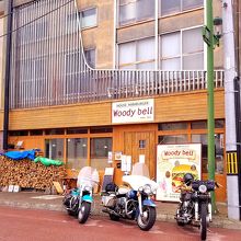 お店の前のバイクは他のお客さんの物です。似合い過ぎ！