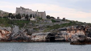 サン・ピエトロ教会脇の崖から見える洞窟