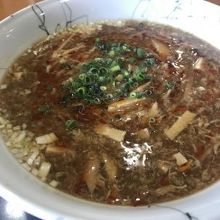 お昼は酸辣湯麺