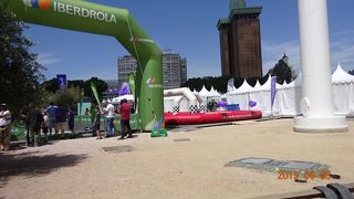 コロンブスの像があるので、コロン広場と呼ばれているのでしょうか？