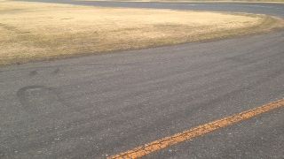 飛行機が飛んで着る事は、ありません。