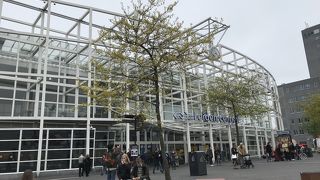 キューケンホフ公園行のバスも出ています