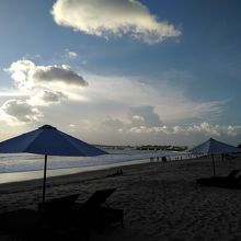 美しい夕暮れのビーチ