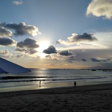 美しい夕暮れのビーチ