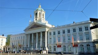 `芸術の丘`から登ってくるとロワイヤル広場と[聖ヤコブ教会]