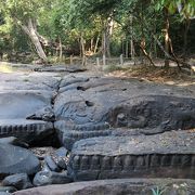 川底に広がる1000年前の彫刻。行くときは、ガイドに水があるかどうか確認して。