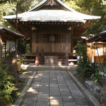 深大寺の不動堂の階段を上がると、石畳みの参道があります。