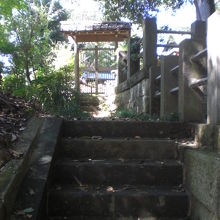 不動の瀧の門から不動の瀧へ続く階段です。静かな階段です。