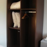 大きなクローゼット　開けたスーツケースは置けない