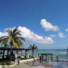 ショッピングモールを出て海沿いの歩道に出るゲートもある