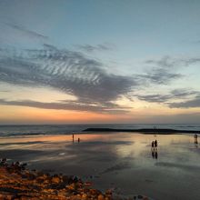 干潮の浜辺を散歩