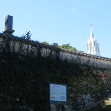 和風の墓石と　教会の尖塔　