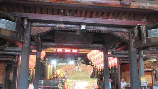 石柱や梁の見ごたえある装飾は、台北の龍山寺を彷彿とさせる芸術作品です。
