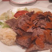 シンプルなケバブ盛り合わせ。小さなライスとサラダ付き