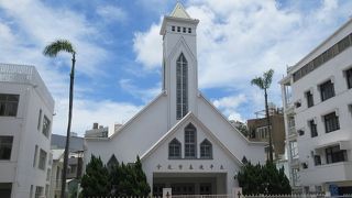 湯徳章記念公園（ロータリーの場所）の北側。公園路にあるシンプルな外観の教会です。