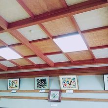 岡本太郎さんの作品が飾られた広い部屋でうどんをいただきました