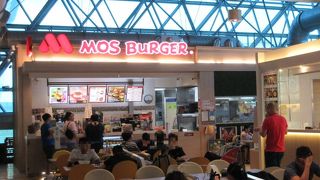 大きなフードコートの一角なので、少し落ち着きませんでした。