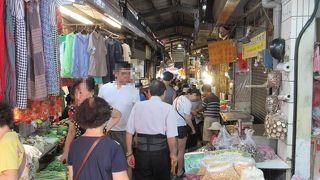 淡水の龍山寺に隣接し、狭い通路一杯に海鮮などのお店が軒を連ねていて活気ある通りです。