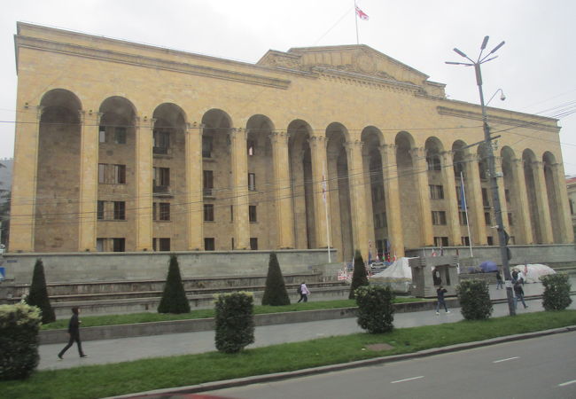 自由広場からバラ革命広場へ伸びるルスタヴェリ大通り沿いにある旧国会議事堂はその圧倒的な存在感で一際目を引く建物です。