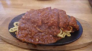 地元の人にも観光客にも愛されるお店