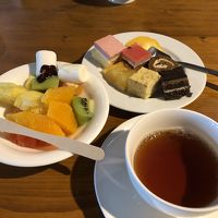 紅茶とケーキ、フルーツ