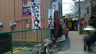 腰のしっかりした讃岐うどんと揚げたての天ぷらがおいしい、カレーうどんも試してみたい