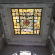 メインホールのステンドグラスです。