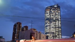 裏通りから見た森タワー