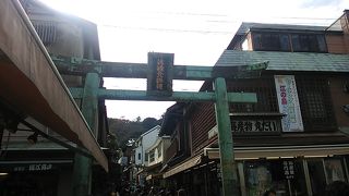 飲食店やお土産品店等が立ち並ぶ江の島のメインストリート
