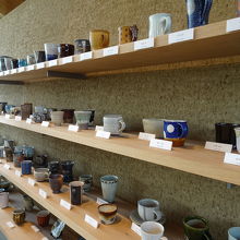 益子焼の作品が並んでいます
