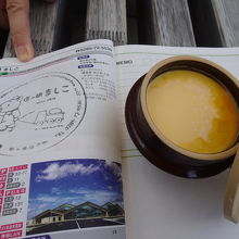 益子焼のミニ釜に入った「とろたまプリン」