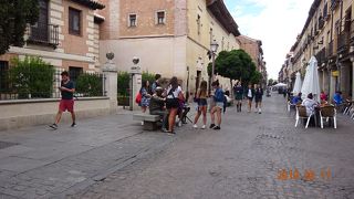 アルカラ・デ・エナーレスのメインの通りです。