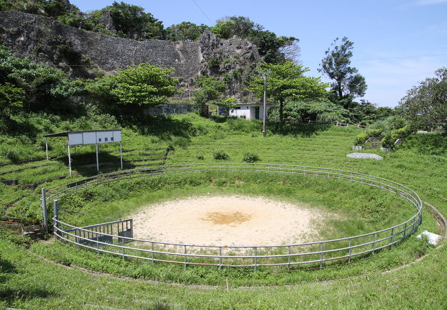 安慶名公園内にある安慶名城に隣接した闘牛場です。