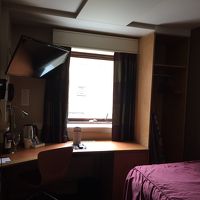 狭いが鏡の前も物が置ける等結構細かいところに手が届いている