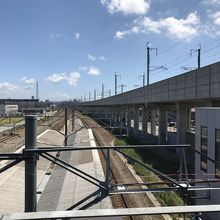 新幹線が伸びるJR西金沢駅