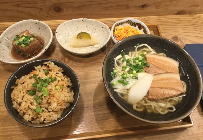 沖縄のご飯が食べられます