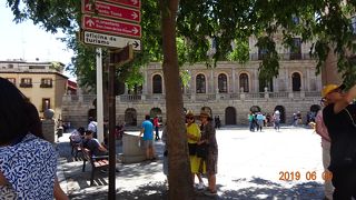 トレド大聖堂の前の広場です！