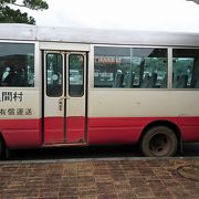 空港と集落間はバスが運行しています