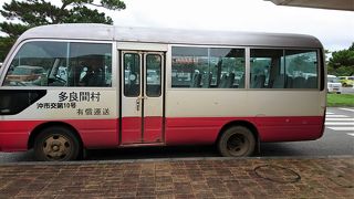 空港と集落間はバスが運行しています