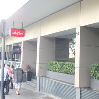 赤い看板が無ければ、オフィスビル