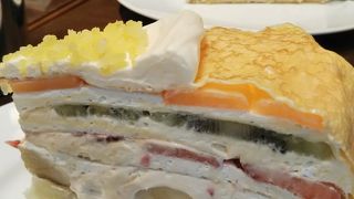 ケーキが大きいヒカリエの中のカフェ