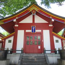 社殿と鉄製天水桶一対