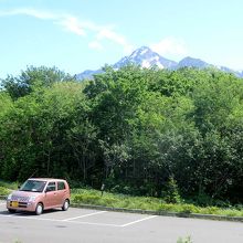 広い駐車スペース。背後に利尻山も