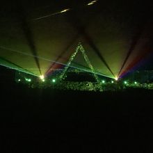 夜間のプロジェクションマッピングの様子