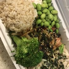 玄米サーモンホタテ枝豆カニカマなどをチョイス