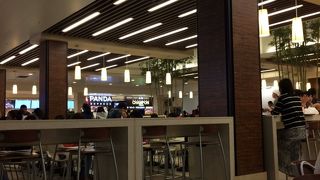 広々としたフードコート