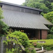 東慶寺の横にあります　レトロで雰囲気のいい喫茶店でした　タバコもすえます